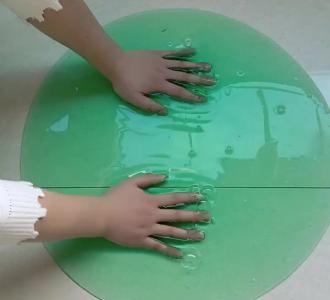 鲜红的冰淇淋泥,封面像水晶泥和姨妈血?