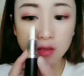 【这是高光笔哦!矮鼻梁的美妹可以用哦!还可以