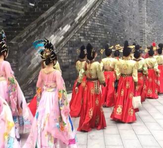 她会怎样逗钫哲呢?接下来会发生什么事情呢.