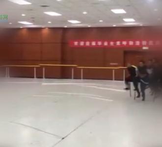 第一次来内蒙的韩国人看到烤羊腿都震惊啦!.