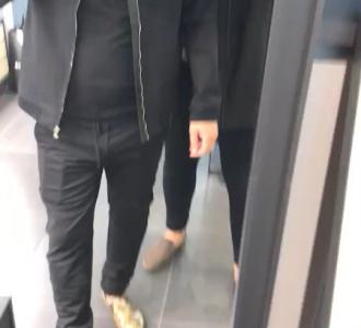 头发少就用盘发器梳好的丸子看起来头发特多.