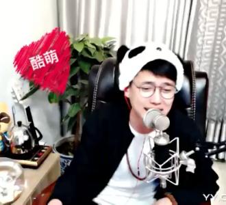 走出大学校门,一个踏踏实实奋斗的大好青年。