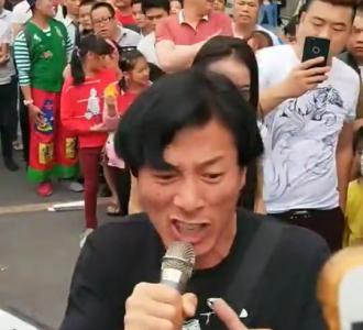 是画师对着真人照片用ps+sai+手绘板在电脑上