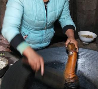 【寺庙里面流出来的老铜碗,声音很好听!】视频