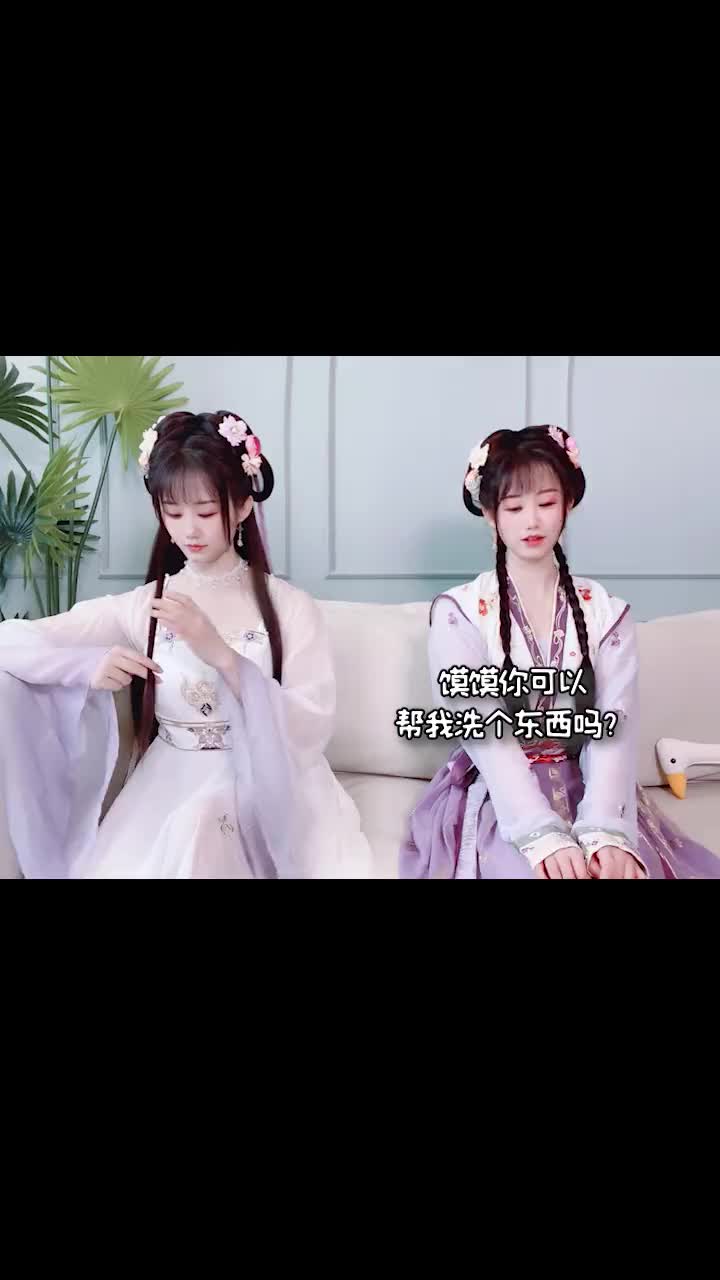 喜欢一个人是藏不住的，即使捂住嘴巴，也还是会从眼睛里跑出来！懂了吗？